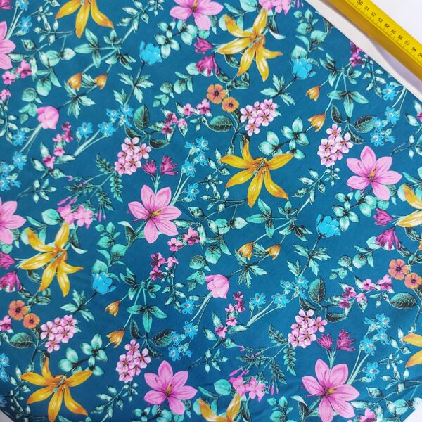 Tricoline Floral Fundo Azul Petróleo Na Promoção